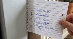 Tại sao nên kẹp một tờ giấy vào cửa tủ lạnh trong ngày nắng nóng?