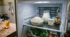 Vì sao bạn nên để 1 bát muối trong tủ lạnh?