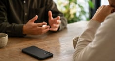  

Vì sao khi ngồi nói chuyện nên úp mặt điện thoại xuống bàn? Một hành động nhỏ nhưng tạo khác biệt lớn