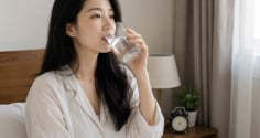 3 khung giờ không nên uống nước kẻo rước thêm bệnh