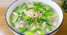 Trời nóng, thử ngay món canh mướp nấu lạc thanh mát, ngọt bùi