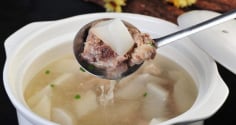 Hầm canh xương nên mở vung hay đậy vung mới đúng: 10 nhà thì 9 nhà làm sai hết cả