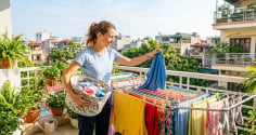 Đừng cất ngay quần áo sau khi phơi: Sai lầm nhỏ có thể khiến tủ đồ nhanh có mùi