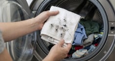 Bỏ 1 chiếc khăn khô vào máy giặt: Mẹo nhỏ giúp quần áo sạch hơn?