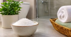 Nhiều người đặt bát muối trong nhà tắm, tưởng mê tín nhưng hóa ra có 5 lợi ích thiết thực