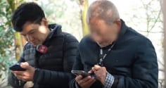 Chàng trai bỏ việc nhà máy để bầu bạn với người cao tuổi sống cô đơn