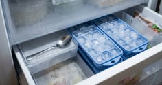 Nhiều người để thìa inox trong tủ đông, tác dụng là gì?