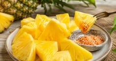Vì sao nên ăn dứa chấm muối?
