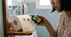Vì sao bạn nên nhỏ vài giọt dầu gió vào cuộn giấy vệ sinh?
