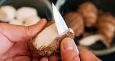 Cách gọt khoai sọ không ngứa tay