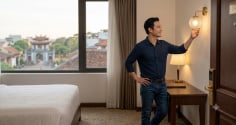 Vì sao nên bật hết đèn ngay khi vừa bước vào phòng khách sạn?