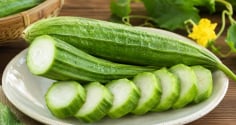 Vì sao nên luộc mướp nguyên quả?