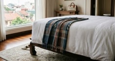 Vì sao giường khách sạn nào cũng vắt một tấm vải ngang ở cuối?