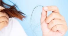 Mỗi sáng thức dậy tóc rụng đầy gối? 4 thói quen trước giờ ngủ có thể là nguyên nhân