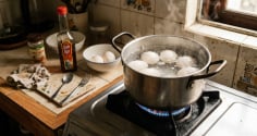 Cách luộc trứng chín tới và mẹo bóc vỏ cực róc