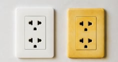 Vì sao ổ điện dần chuyển từ màu trắng sang ngả vàng? Có an toàn để dùng không?