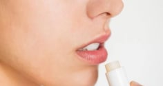 4 thói quen nhiều người mắc phải khiến môi ngày càng thâm, khô nứt dù chăm dùng son dưỡng