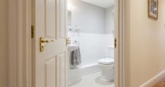 Cửa nhà vệ sinh nên mở kiểu nào mới đúng: Mở vào trong hay ra ngoài? Kiến trúc sư trả lời