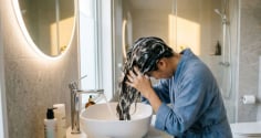 Gội đầu vào buổi sáng hay buổi tối để giảm rụng tóc?