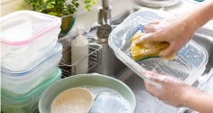 Cách rửa hộp nhựa, cốc bát nhựa sạch bay dầu mỡ, không còn nhớt dính: Chỉ cần đổi thứ tự này