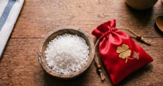 Các cụ dặn: Tháng 7 âm ra đường nhớ mang 7 thứ này bên người để tránh xui xẻo