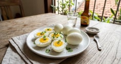 7 loại thực phẩm không bao giờ được đặt trong lò vi sóng: Nguy cơ nổ tung và nhiễm độc!