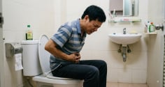 Nên ngồi bồn cầu trong bao lâu? Cảnh báo từ bác sĩ tiêu hóa