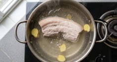 Tại sao luộc thịt nên thêm gừng?