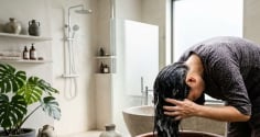 Hay rụng tóc, nhớ điều này khi gội đầu để tóc bớt gãy rụng