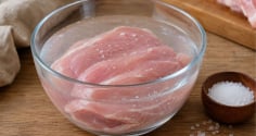 Mẹo hay: Nên ngâm thịt với nước muối loãng trước khi chế biến, vì sao?