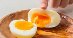 Tại sao nên cho chút giấm vào nồi luộc trứng?