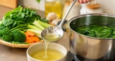 Có nên dùng nước luộc rau? Đây là nước giàu dinh dưỡng hay chứa thành phần không tốt?