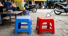 Tại sao ghế nhựa nào cũng có một lỗ tròn ở giữa?