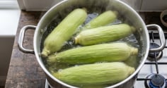 Mẹo luộc ngô mềm ngọt, không cần thêm đường
