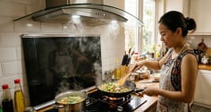 Bật máy hút mùi nên đóng hay mở cửa? Nhiều người làm sai mà không biết