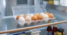 Cảnh báo quan trọng với những nhà có thói quen để trứng ở cánh cửa tủ lạnh