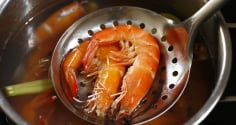Luộc tôm đỏ au, ngọt thịt, không tanh: Nên dùng nước nóng hay nước lạnh?