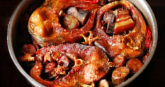 Mẹo kho cá nhanh nhừ xương, thịt vẫn chắc thơm và đậm vị