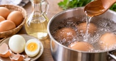 Vì sao nhiều người cho giấm vào nước luộc trứng?
