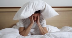 Mất ngủ vào mùa hè do đâu? Cảnh báo hệ lụy sức khỏe nếu kéo dài