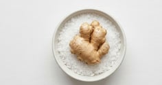 Vì sao nên đặt bát gừng muối trong nhà?