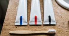 Sự thật về các vạch màu ở đáy tuýp kem đánh răng
