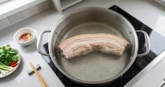 Nước luộc thịt nên đổ đi hay giữ lại nấu canh?