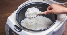 Vì sao bạn không nên mở nắp nồi cơm điện để xới cho đến khi chín hẳn?