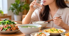 Có nên uống nước trong khi ăn cơm? 4 điều cần biết