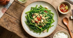 Cách xào rau muống xanh mướt, thơm lừng, không bị thâm đen