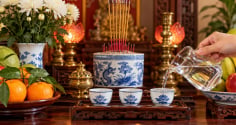 Thắp hương nên dùng nước gì? Rót đầy chén hay vơi mới đúng?