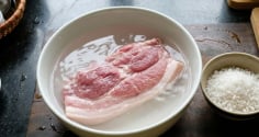 Vì sao nên ngâm thịt trong nước muối trước khi nấu?