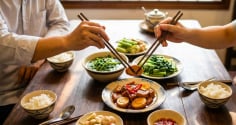Tại sao các cụ xưa luôn dặn con cháu không được gắp nối đũa?