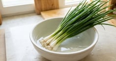 Hành lá cất trong tủ lạnh vẫn nhanh hỏng, làm theo cách này để cả tháng vẫn tươi